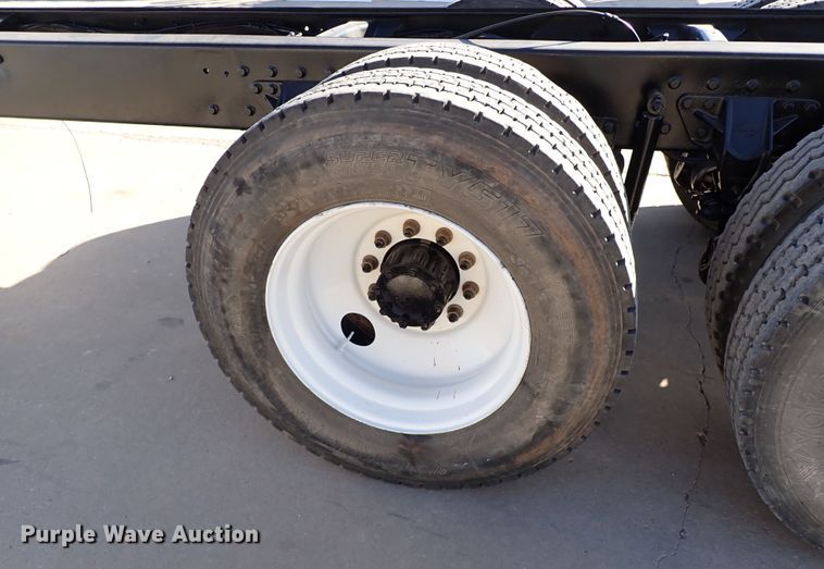 image for item IS9392 2001 Mack CH613  truck cab and chassis