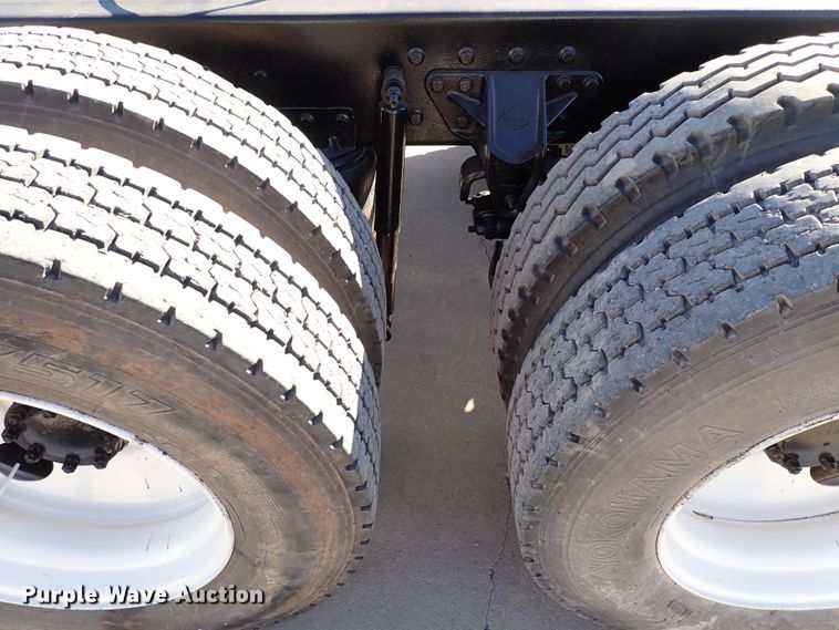 image for item IS9392 2001 Mack CH613  truck cab and chassis