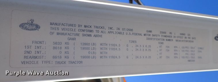 image for item IS9392 2001 Mack CH613  truck cab and chassis