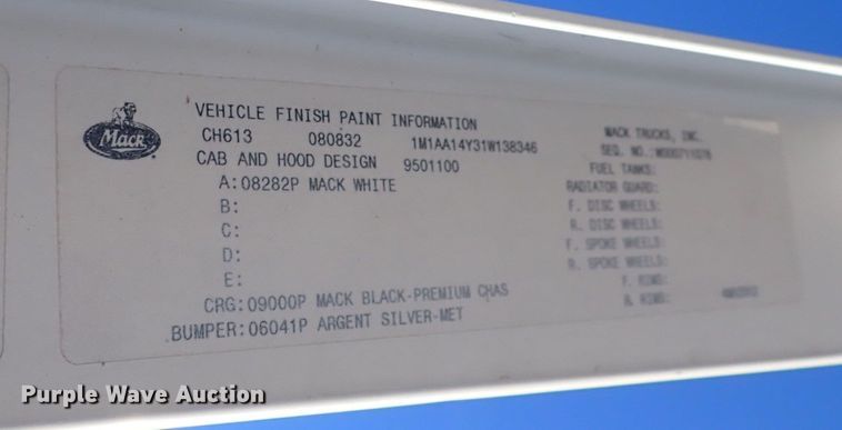 image for item IS9392 2001 Mack CH613  truck cab and chassis