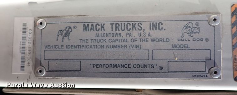 image for item IS9392 2001 Mack CH613  truck cab and chassis