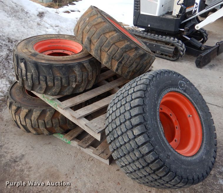 image for item IV9992 2015 Bobcat A770  skid steer loader