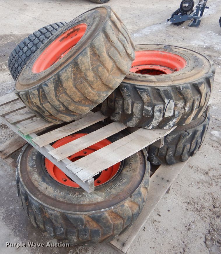 image for item IV9992 2015 Bobcat A770  skid steer loader