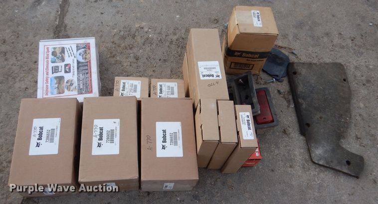 image for item IV9992 2015 Bobcat A770  skid steer loader