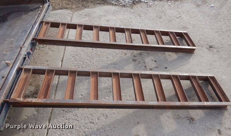 image for item IV9995 2015 Lamar  dump trailer