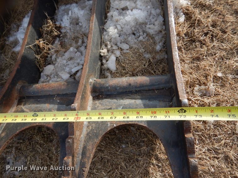 image for item IV9996 Bobcat 72"W skid steer grapple bucket