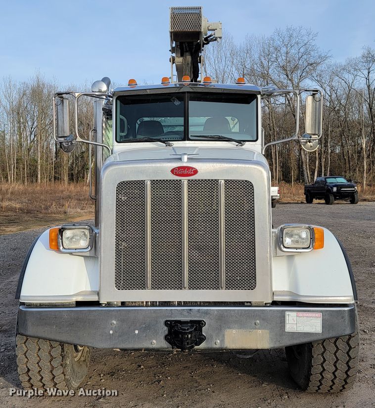 image for item JE9112 2014 Peterbilt 365  crane truck