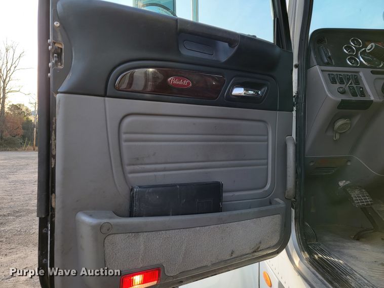 image for item JE9112 2014 Peterbilt 365  crane truck