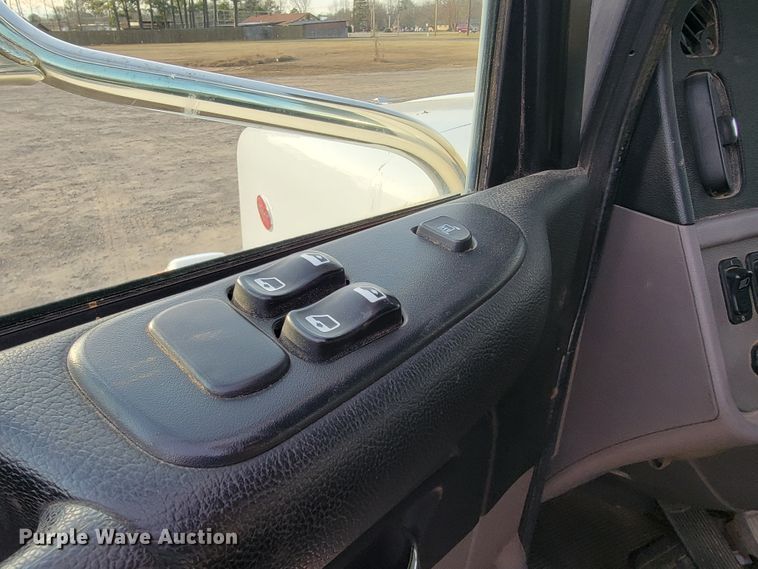 image for item JE9112 2014 Peterbilt 365  crane truck