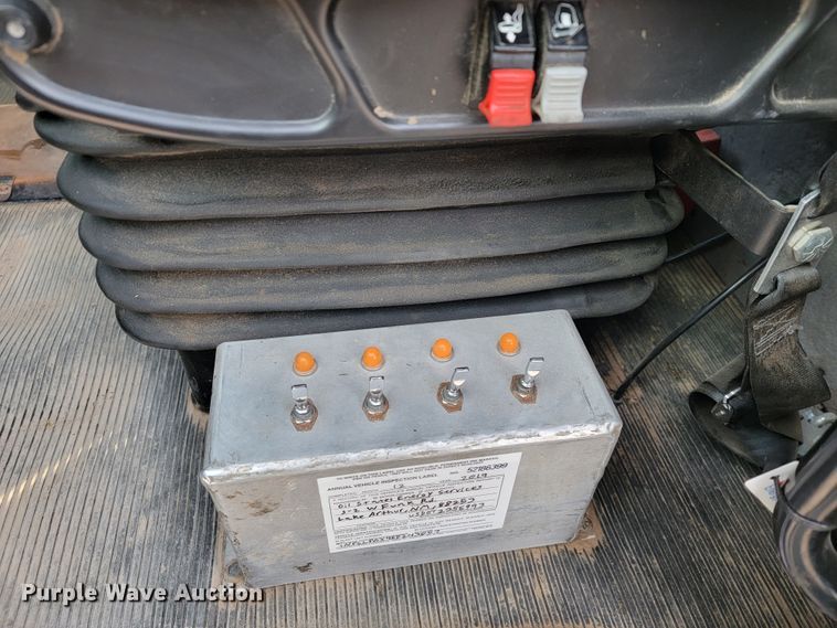 image for item JE9112 2014 Peterbilt 365  crane truck