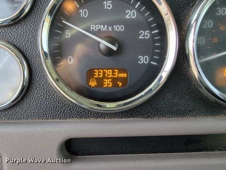 image for item JE9112 2014 Peterbilt 365  crane truck