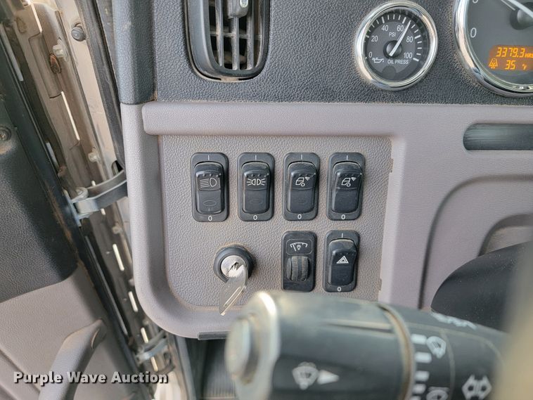 image for item JE9112 2014 Peterbilt 365  crane truck