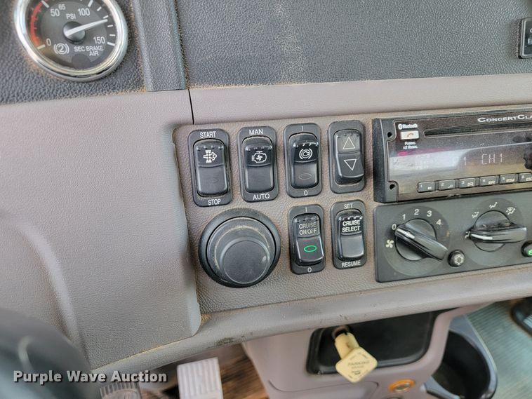 image for item JE9112 2014 Peterbilt 365  crane truck