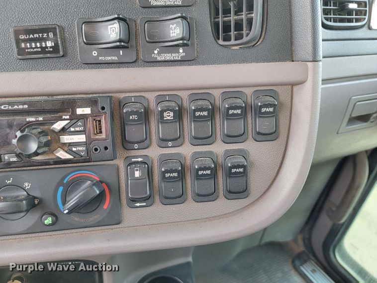 image for item JE9112 2014 Peterbilt 365  crane truck