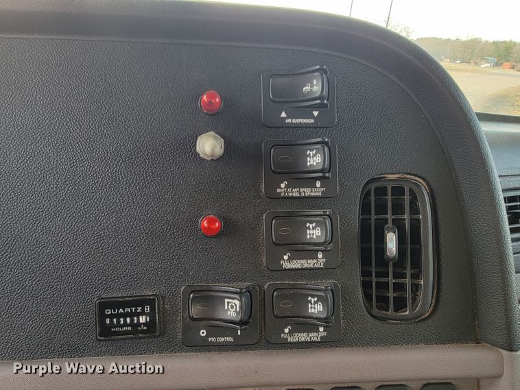 image for item JE9112 2014 Peterbilt 365  crane truck