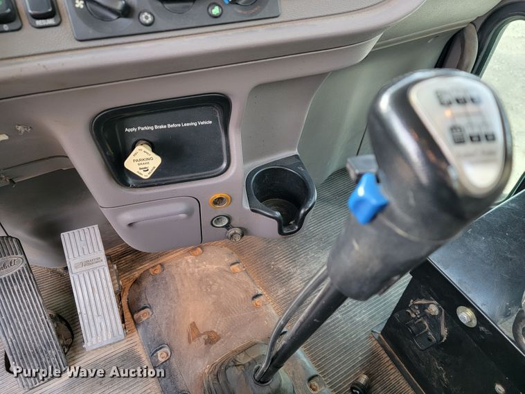 image for item JE9112 2014 Peterbilt 365  crane truck