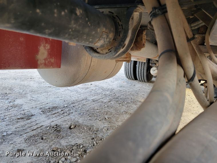 image for item JE9112 2014 Peterbilt 365  crane truck