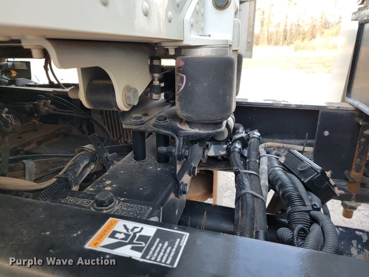 image for item JE9112 2014 Peterbilt 365  crane truck