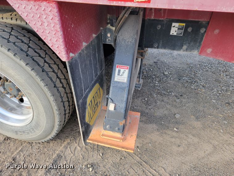 image for item JE9112 2014 Peterbilt 365  crane truck