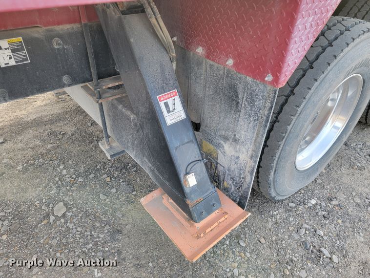 image for item JE9112 2014 Peterbilt 365  crane truck