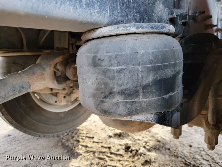 image for item JE9112 2014 Peterbilt 365  crane truck