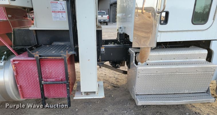 image for item JE9112 2014 Peterbilt 365  crane truck