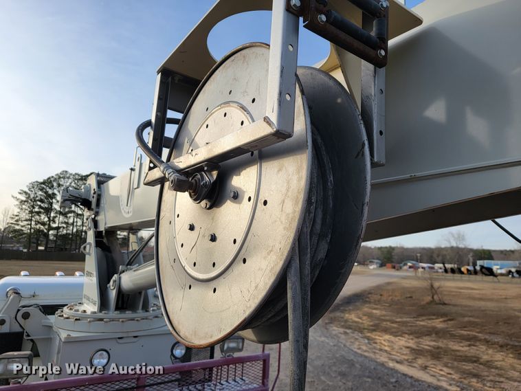 image for item JE9112 2014 Peterbilt 365  crane truck