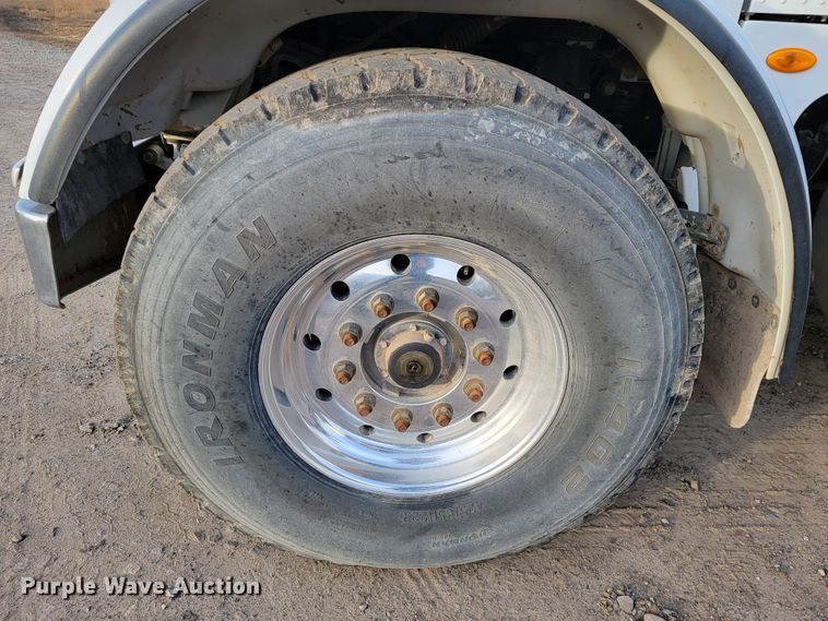 image for item JE9112 2014 Peterbilt 365  crane truck