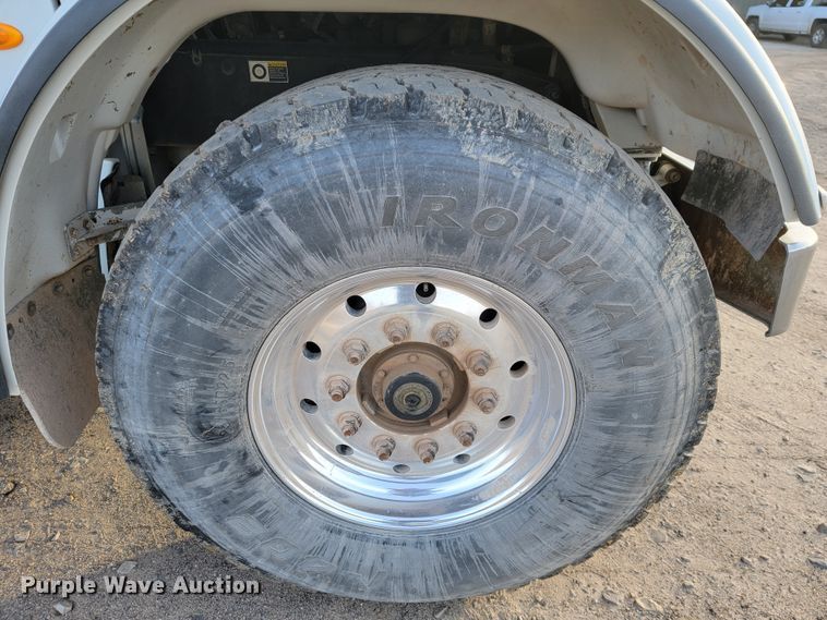 image for item JE9112 2014 Peterbilt 365  crane truck