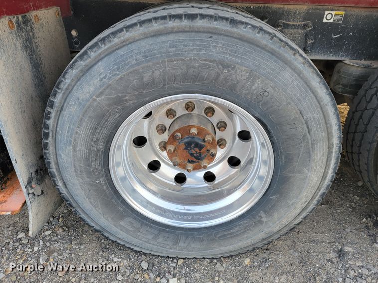 image for item JE9112 2014 Peterbilt 365  crane truck