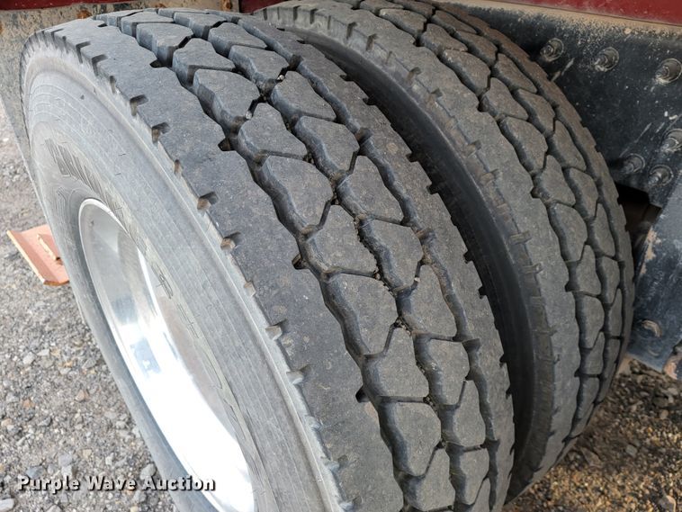 image for item JE9112 2014 Peterbilt 365  crane truck