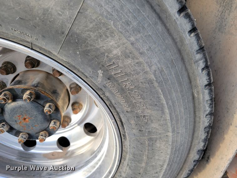 image for item JE9112 2014 Peterbilt 365  crane truck