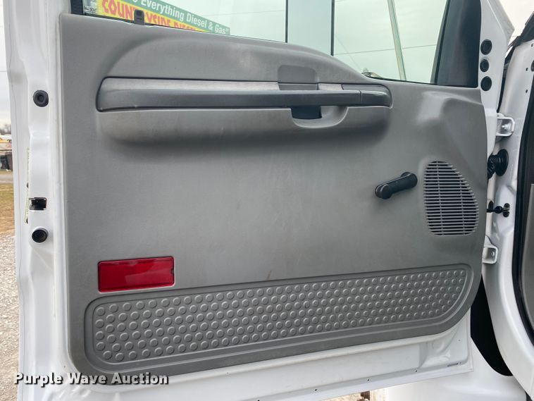 image for item JN9156 2009 Ford F750 Super Duty XL  Crew Cab utility / service truck