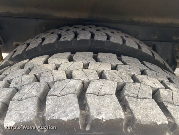 image for item JN9156 2009 Ford F750 Super Duty XL  Crew Cab utility / service truck