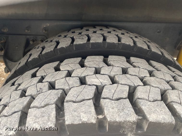 image for item JN9156 2009 Ford F750 Super Duty XL  Crew Cab utility / service truck