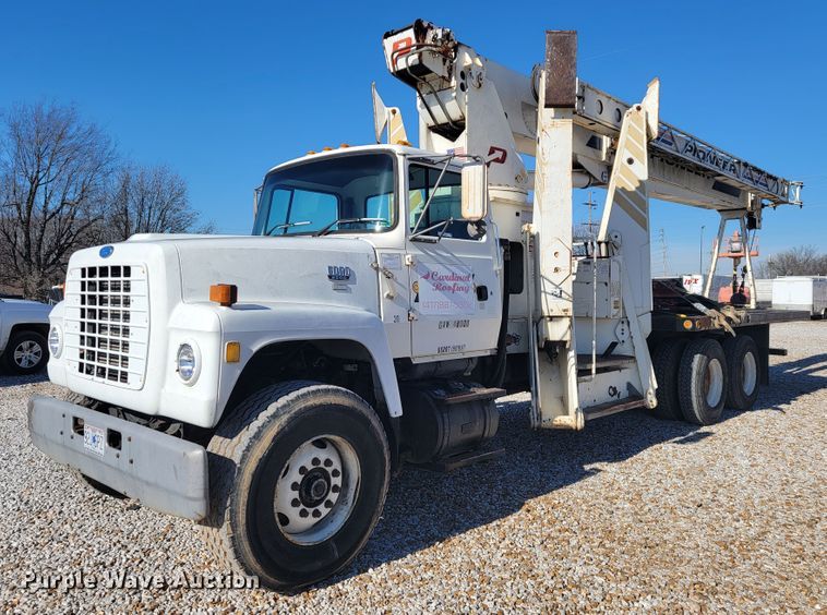 image for item JP9055 1995 Ford L8000  crane truck