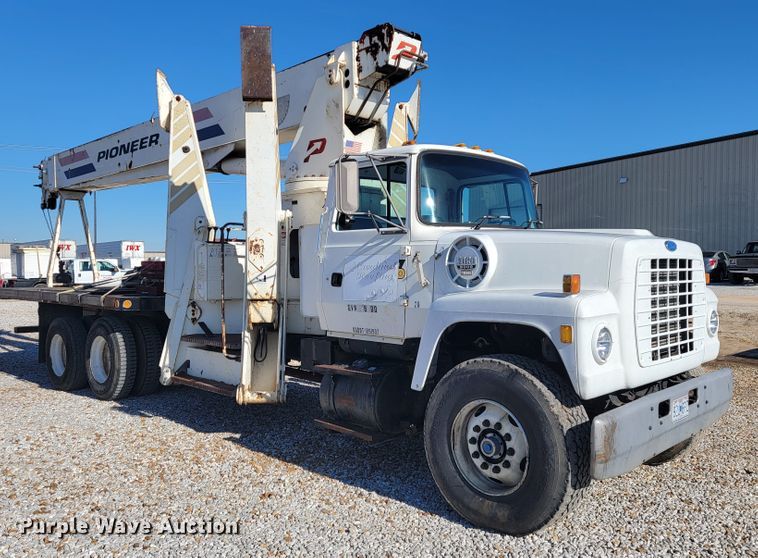 image for item JP9055 1995 Ford L8000  crane truck