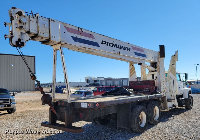 image for item JP9055 1995 Ford L8000  crane truck