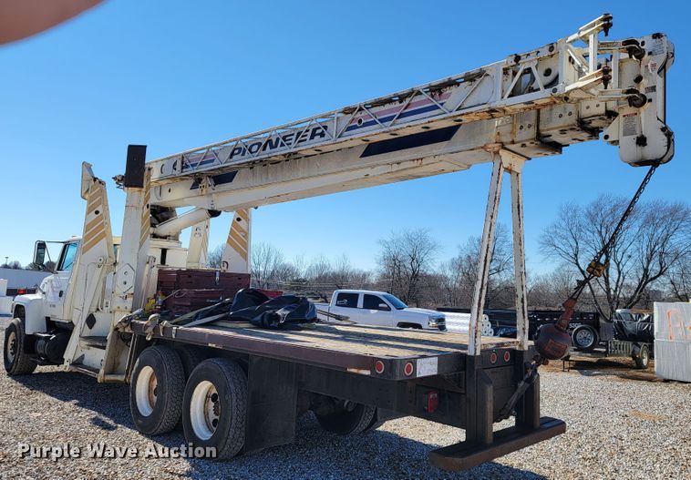 image for item JP9055 1995 Ford L8000  crane truck