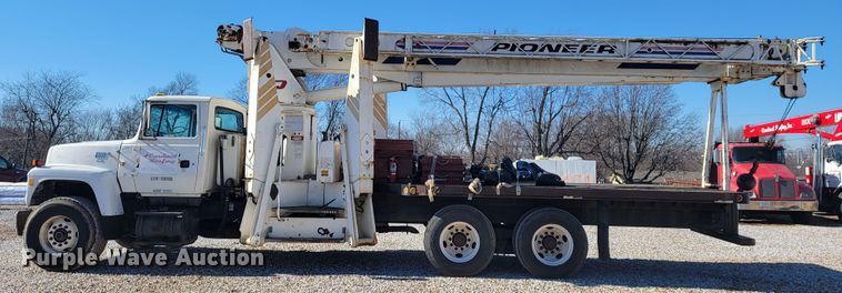 image for item JP9055 1995 Ford L8000  crane truck