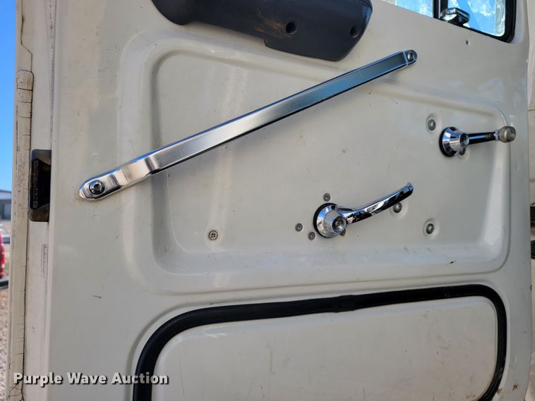 image for item JP9055 1995 Ford L8000  crane truck