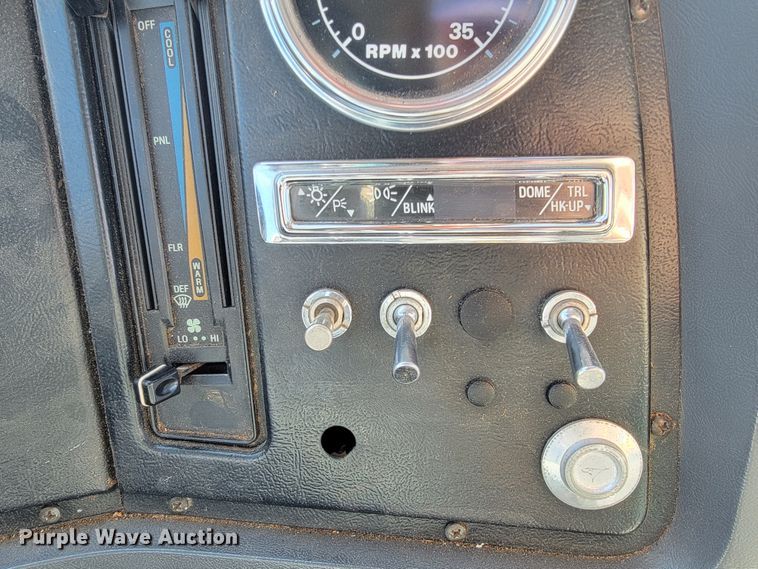 image for item JP9055 1995 Ford L8000  crane truck