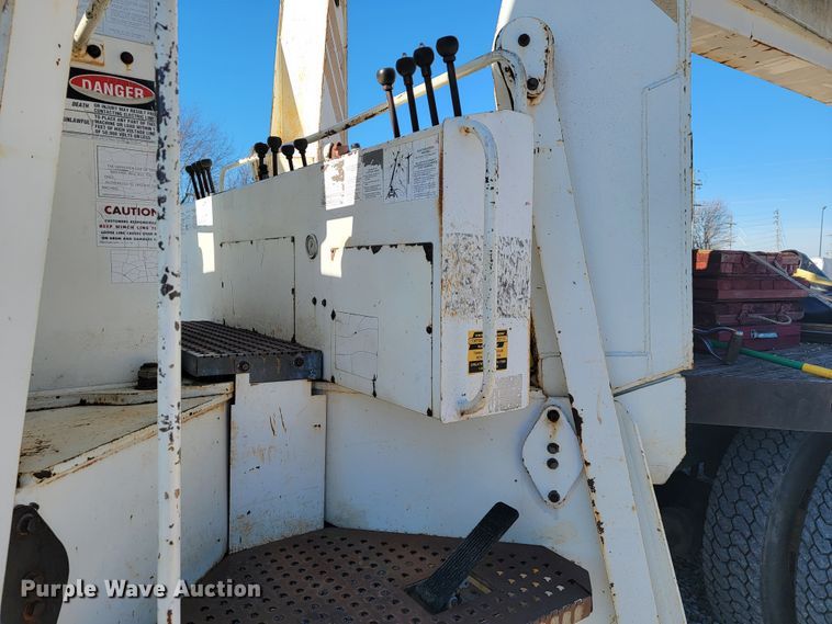 image for item JP9055 1995 Ford L8000  crane truck