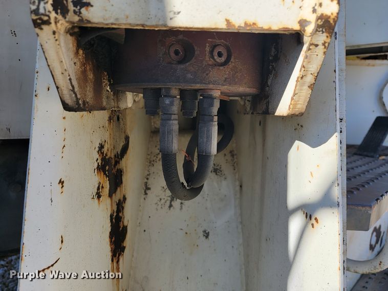 image for item JP9055 1995 Ford L8000  crane truck