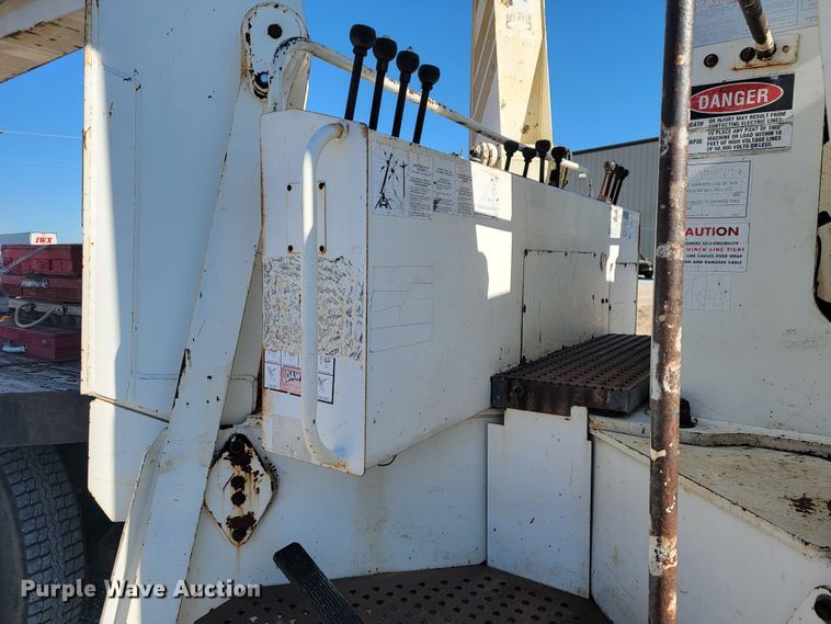 image for item JP9055 1995 Ford L8000  crane truck