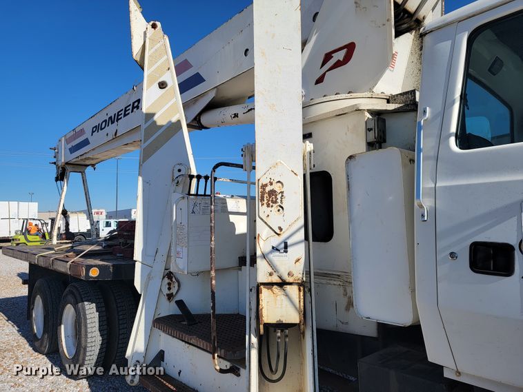 image for item JP9055 1995 Ford L8000  crane truck