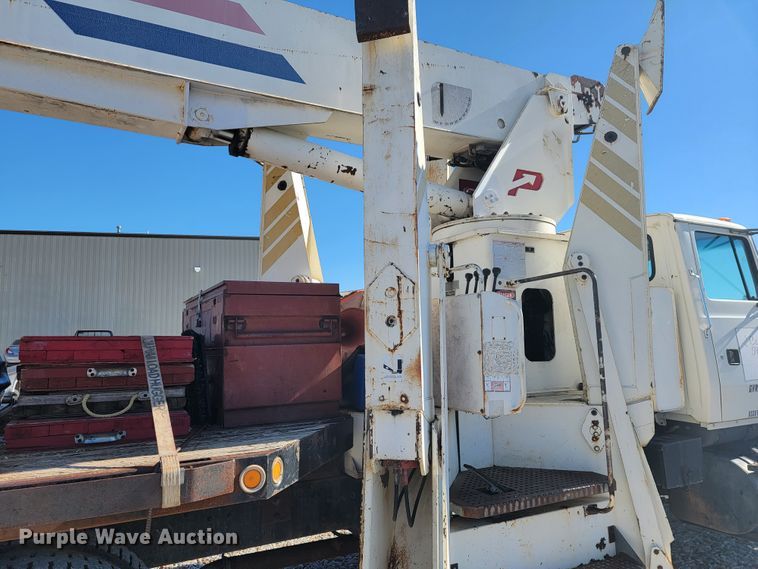 image for item JP9055 1995 Ford L8000  crane truck