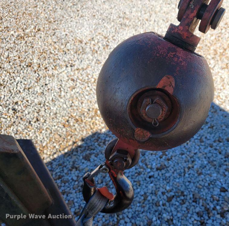 image for item JP9055 1995 Ford L8000  crane truck