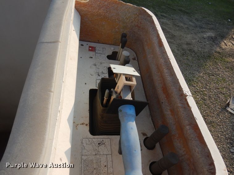 image for item KE9317 2005 Ford F450 Super Duty XL  bucket truck