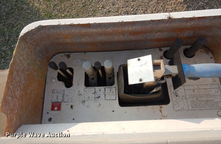 image for item KE9317 2005 Ford F450 Super Duty XL  bucket truck